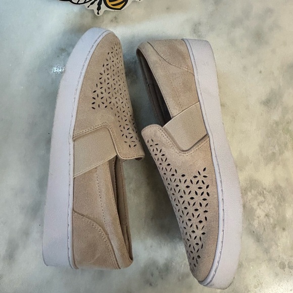 Vionic Kani Tan Perforated Slip On Sneaker Shoes 9 - Picture 2 of 10